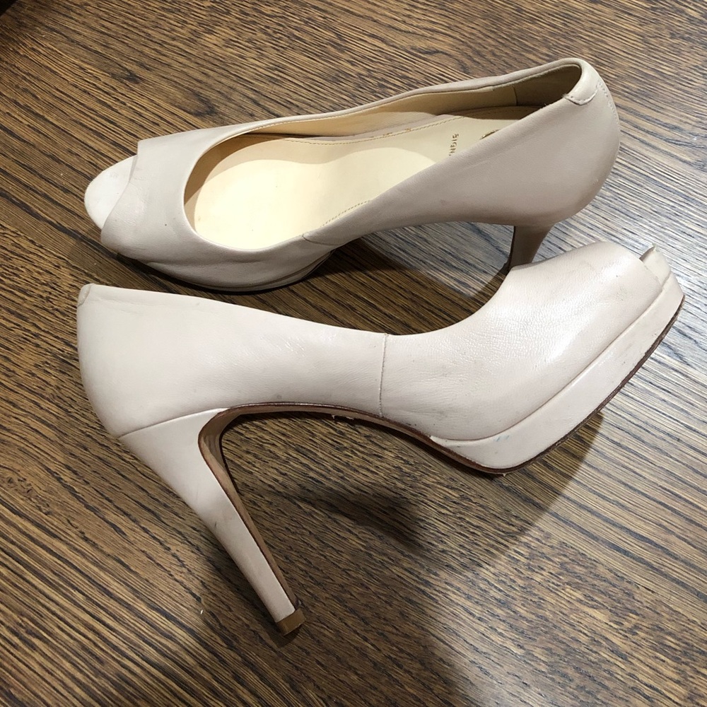 Vince Camuto tan/beige heels (4-4.5 in)